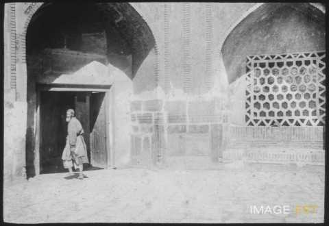 Devant l'entrée d'une mosquée (Samarcande)